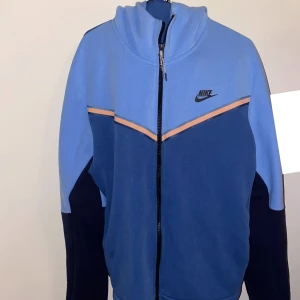 Nike tech - Nike tech köpt från Jd sport. Använd 3-4 gånger. Använder inte den och har haft den länge. Storlek L. Kvitto finns på den och exakta datum när köpt.