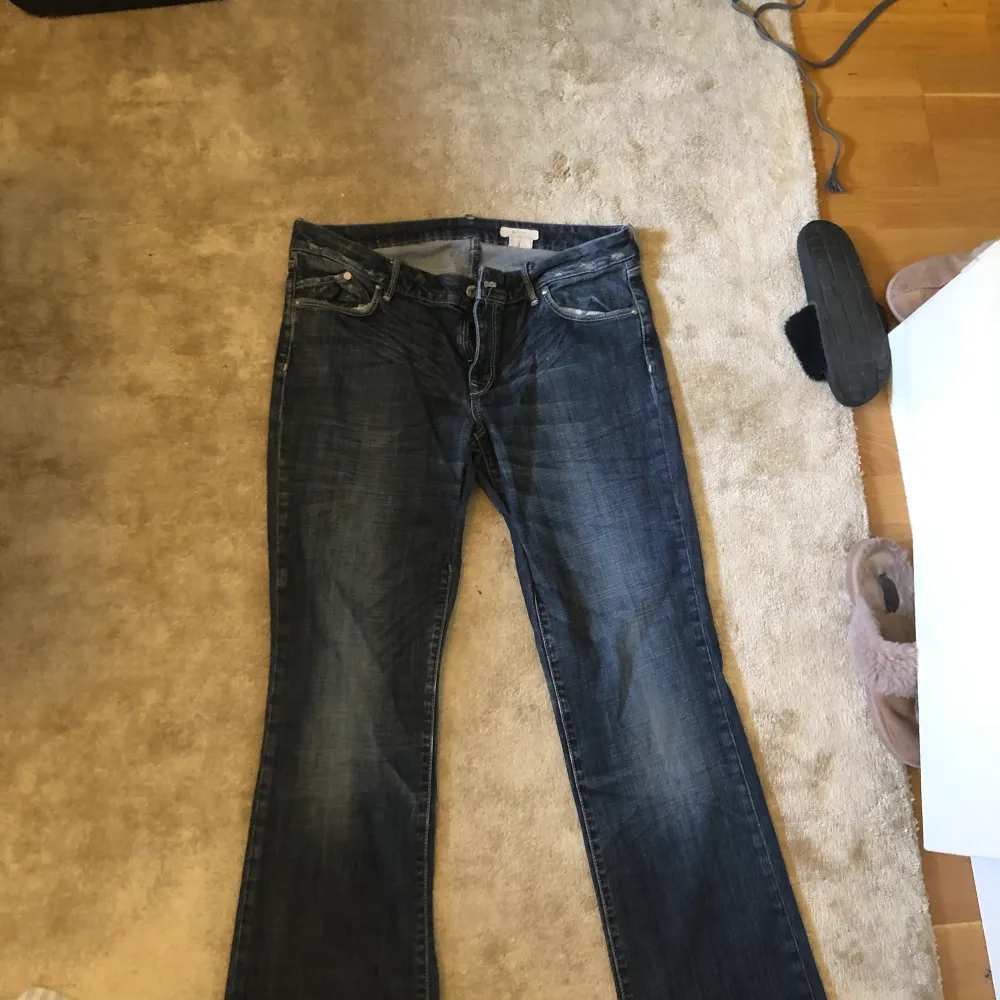 Bootcut jeans me fina fickor o så fin passform fått så många komplimanger av dessa men är tvungen att sälja pga behov av pengar:(🥰. Farkut & Housut.