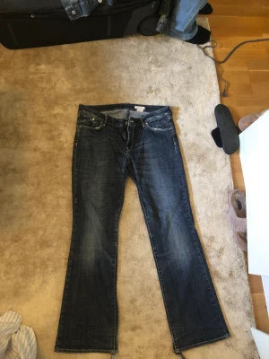 Skiitsnygga bootcut byxor med fina fickor✨✨ - Bootcut jeans me fina fickor o så fin passform fått så många komplimanger av dessa men är tvungen att sälja pga behov av pengar:(🥰