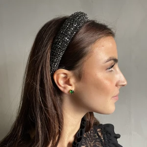 Diadem, från Pipols Bazaar - Superfint diadem med svarta glittrande akrylstenar/ pärlor från Pipols Bazaar , ”Gisele Headband Black”, nypris 399kr, helt oanvänt så i nyskick<33
