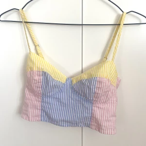 Topp - Söt topp från stradivarius, använd ett fåtal gånger . Passar storlek S