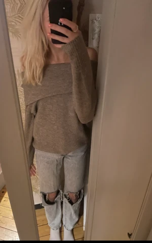 Säljer denna jätte fina stickade tröjan inför hösten🤩😻 - Säljer denna stickade tröjan i från  HM i Beige/brun perfekt inför hösten!! I st XS men kan också passa M🤩❤️❤️