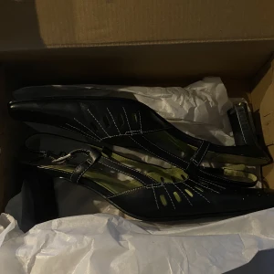 Klackskor  - Klackskor vintage har defekter fråga för bild 