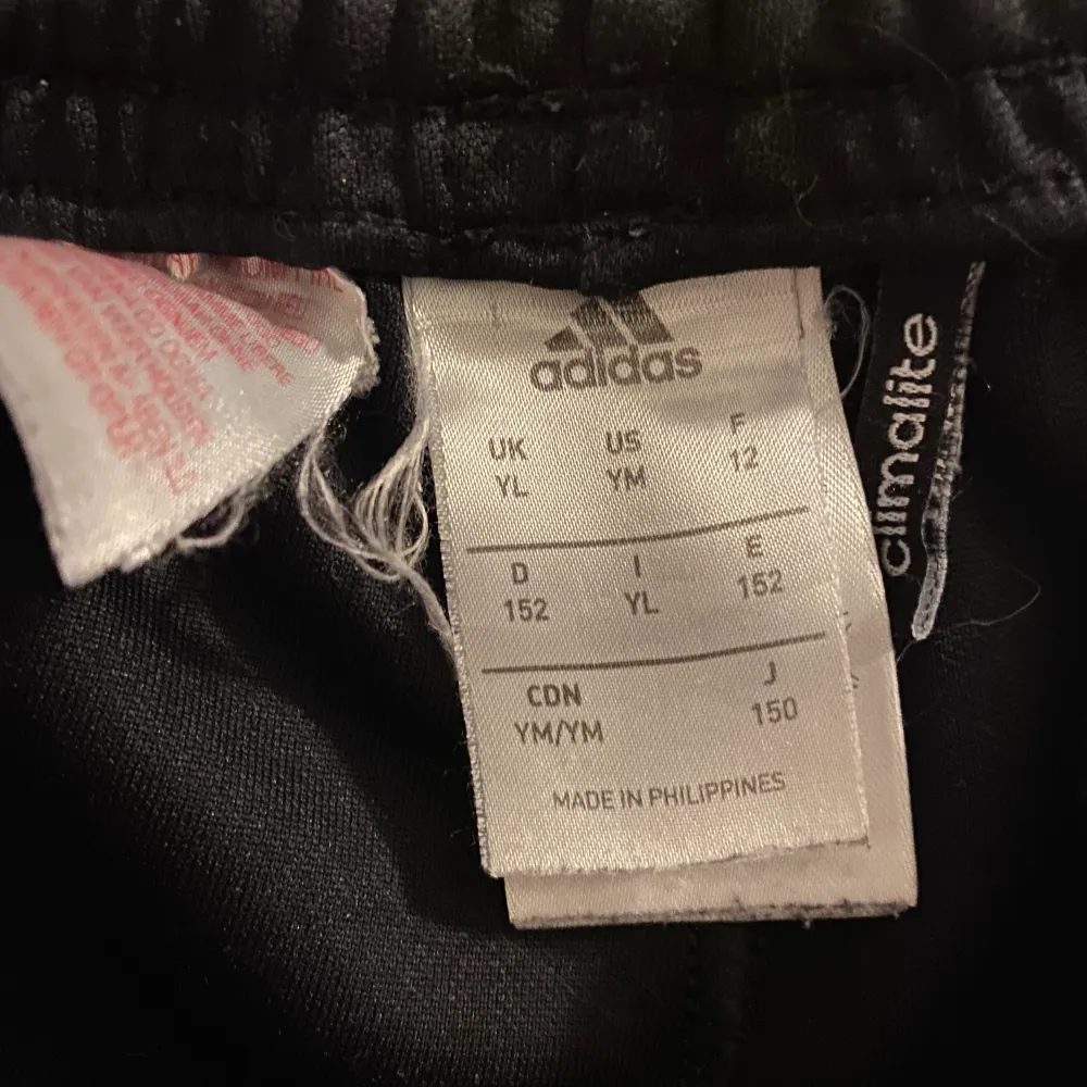 Sänkt pris!! Adidas träningsoverallbyxor i Storlek 152, men jag som är XS kan ha dem och de sitter bra:) Kan skicka mått privat. Använda ca 10 gånger, fint skick! Enda ”skavanken” är den lilla ”slitning”/tyg på bild. . Jeans & Byxor.