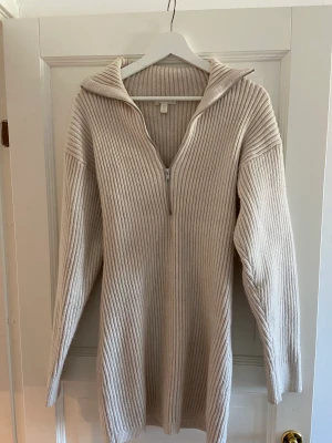 Beige klänning - Säljer denna beiga stickade klänningen från hm. Så fin på sommarkvällar. Går att ha olika beroende på hur du drar dragkedjan. Pris kan diskuteras 