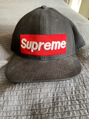 Supreme keps  - Säljer fin Supreme keps. Obs ej amerikanske supreme utan från bolaget som köpte upp dem. Köpt i Puerto Banus, Marbella. Nypris 70Euro   Justerbar bak 