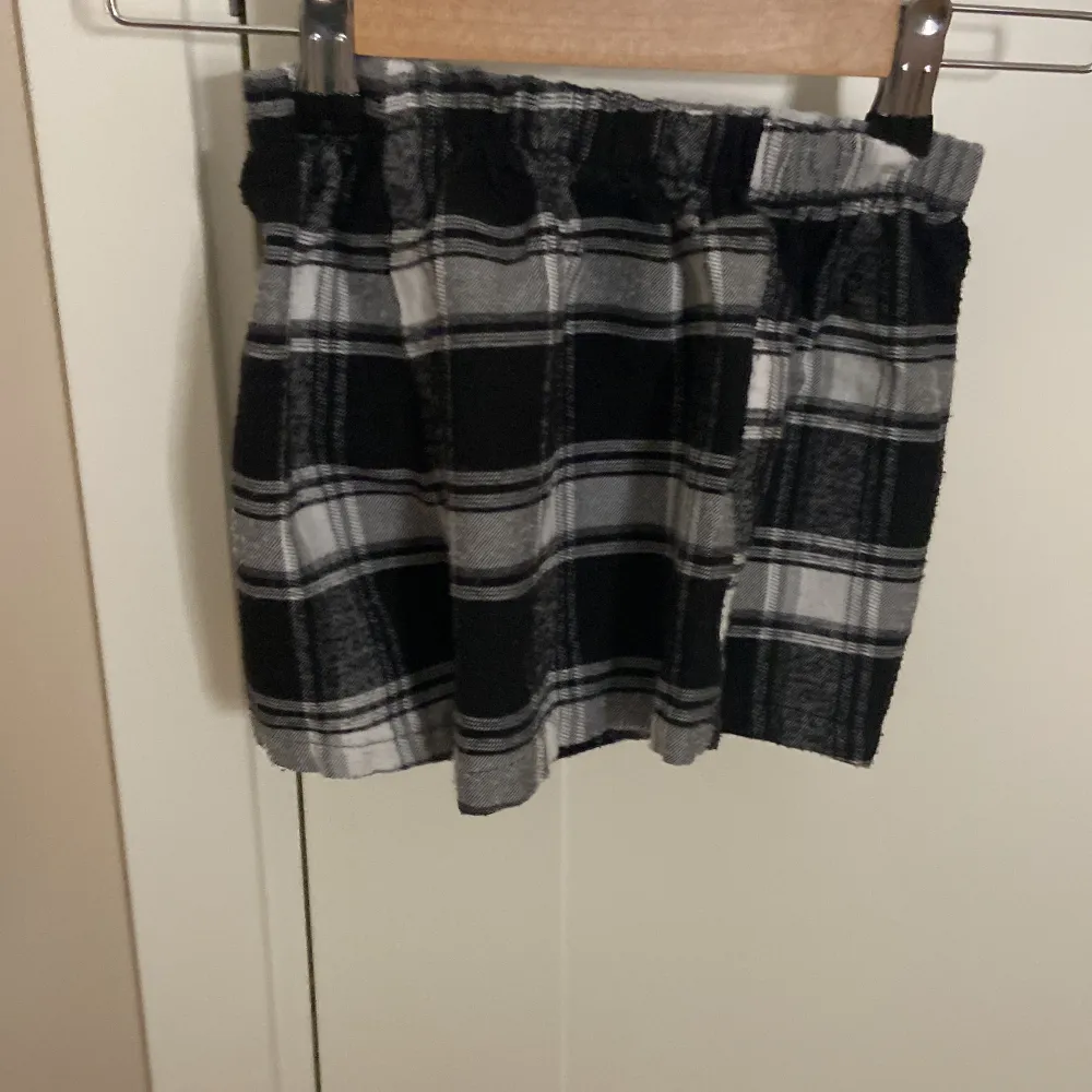 Det är bra skick på dom och man kan ha det som typ pyjamas shorts❤️. Shorts.