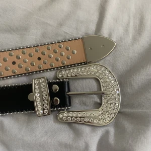 Tuttolente  bälte  - Tuttolente  bälte köpte för typ ett år sen och använt en gång så typ i nyskick utan några skador 