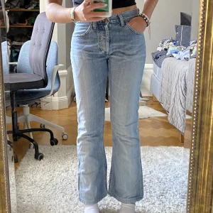 LEE JEANS - Säljer dessa supersnygga jeans från Lee! Stlk 28-34, men uppsydda! Jag är 164cm🧡🧡  tycker dem snarare är 27 i midjan🧡