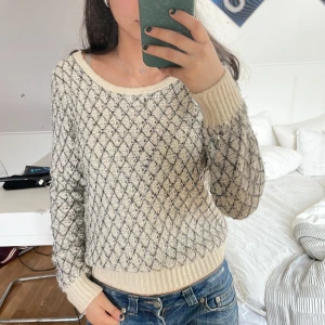 Stickad tröja glitter - Säljer den här jätte fina stickade tröjan från lindex. Strl xs men passar även s och är lite större i storleken