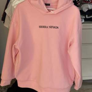 En rosa oversized Shein hoodie som jah köpte secondhand. Aldrig använt så inge slitage eller defekter. Texten står 