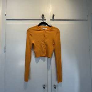 Ribbad kofta - Orange kort ribbad kofta från Zara. Använt ett fåtal gånger. 