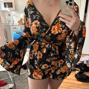 Snygg playsuite - Mer info på sista bilden. Jag är 172cm. Är helt oanvänd! KOLLA GÄRNA IN MINA ANDRA ANONSER, DET MESTA ÄR HELT OANVÄNT 🥰