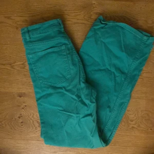 Gröna Jeans - Ett par högmidjade vida jeans i grön från hm köptes för ungefär för ett år sedan, inga som helst defekter😊💕