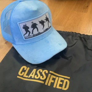 Classified Keps (Ljusblå) Pris kan diskuteras!!! - Säljer nu min nästan helt oanvända Classified keps då jag känner att jag inte använder den. Kepsen är för övrigt limited edition och kommer aldrig mer säljas