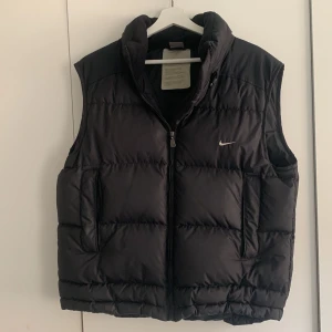 Vintage väst - Vintage herr Nike väst i storlek M. Oversized men bra i längd på mig som är 175 lång.