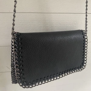 väska - säljer denna väska som lite liknar zadig väskorna💋knappt använd och inga defekter❤️