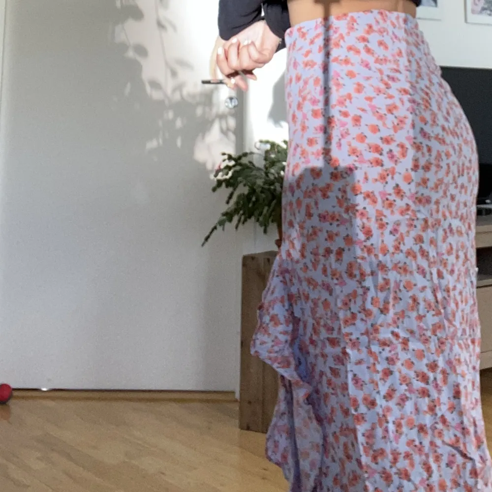 Supersöt blommig kjol från asos med slits. Storlek 38! . Kjolar.