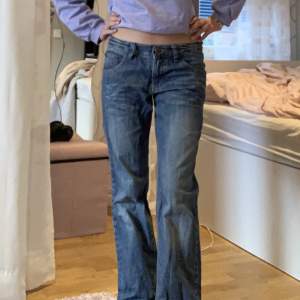 Säljer mina lågmidjade jeans från Lab Industries som nu har blivit förkorta för mig😢. Köpte dom på Sellpy för 120 kr, och säljer nu för 60 kr. De är i barnstorlek 158💗