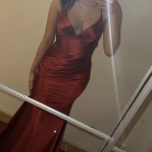 Fest klänning röd - Hej ,klänningen köptes för 5000kr och är helt ny .Klänningen har en otrolig fin material som dessutom är strechig,banden är justerbara så de passar olika storlek vid brösten ❤️Tveka inte att kontakta mig för mer info!❤️