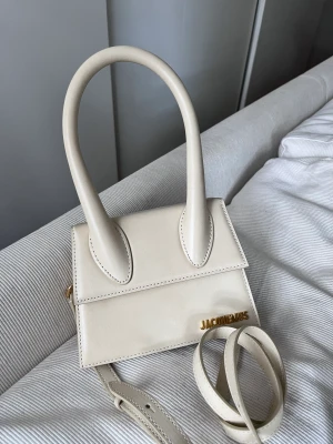 Oanvänd! Jacquemus chiquito moyen - Jättefin väska från Jacquemus i modellen Le Chiquito moyen, färgen ivory. Inköpt för 7.800 kr förra året på Jacquemus hemsida.  Kvitto finns + skickas i medföljande dustbag!   Hör av dig om du undrar ngt/vill se fler bilder.