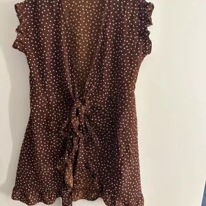 Klänning - Kortare brun prickig klänning