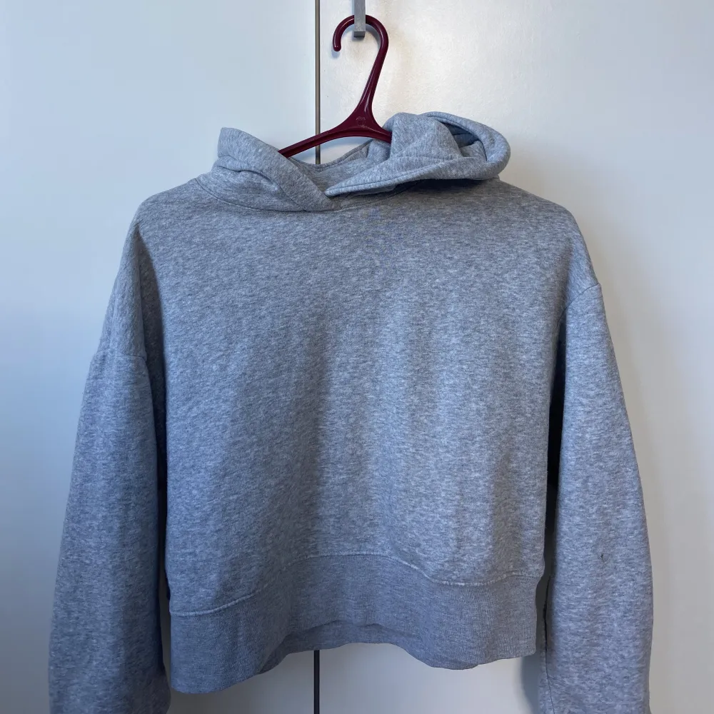 Grå croppad Zara hoodie. Prima skick, knappt använd, inga tecken på användning. Storlek s. Säljer direkt för 120kr  (+frakt). Tröjor & Koftor.
