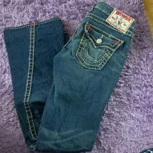 True religion  - ett par helt nya true religion byxor (har bara testat dem) De är super snygga men var tyvärr för stora 💗! Midja rakt över  ca 36 cm💕 Innerbenslängd 80 cm💕  Lowwaist bootcut/flare