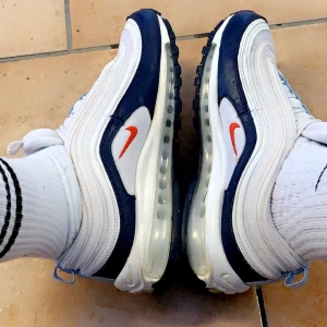 Philiplein skor använda men i vårdat skick, Nikeskor aldrig använda costum made - Nyskick 