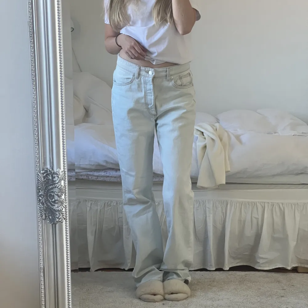 Jeansen är en såå fin ljus blå färg. Bara använda ett fåtal gånger💙 På mig är storleken lite oversized men sitter också så fint som ett par rakare smalare jeans. . Jeans & Byxor.