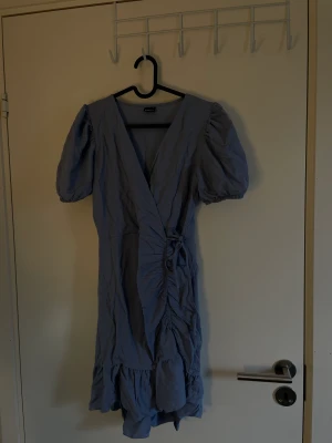 Blå klänning från GinaTricot - Jätte gullig blå klänning från GinaTricot i strl M. För bild på skriv privat☺️