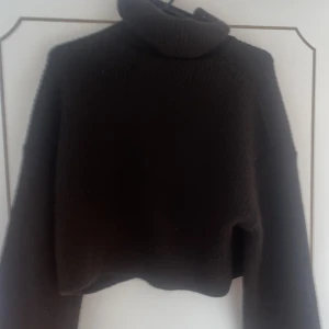 Brun stickad tröja - Mörkbrun stickad tröja. Nästintill oanvänd. Skriva vid fler bilder eller intresse🤍