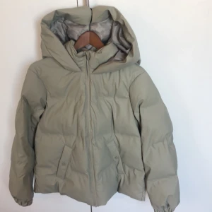 Vårjacka - En ✨supersnygg höst/vårjacka från Vero Moda i mycket bra skick. Jackan är i khaki grå/grön färg. Använd några få gånger. Gummiliknande yta.