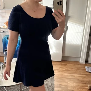 Snygg klänning - Lite tjockare material, marinblå. Kan användas som festklänning och till vardags. Mer info på sista bilden. Jag är 172cm. Är helt oanvänd! KOLLA GÄRNA IN MINA ANDRA ANONSER, DET MESTA ÄR HELT OANVÄNT 🥰