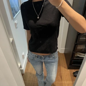 Svart t-shirt  - Fin tröja från H&M. Skönt material. Storlek S. Köparen står för frakt 