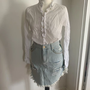 Kjol, cotton Candy  - Aldrig använd jeans kjol med snygga detaljer. 