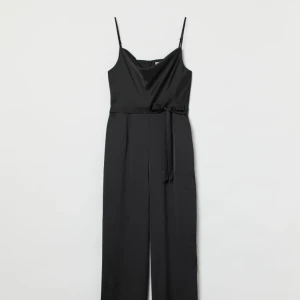 Byxdress  - Satin byxdress från H&M, helt ny med prislappen kvar 