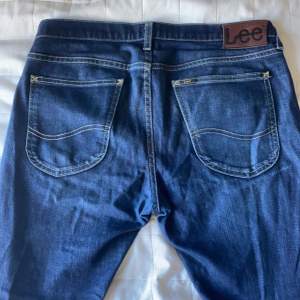 Lågmidjade jeans från Lee. Unisex jeans. Storlek L. 165cm de e lite långa på mig. Pris kan diskuteras ❤️