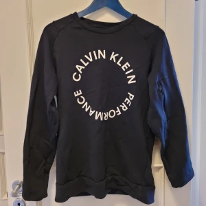 Calvin klein - Storlek: small Skick: nyskick Nypris ≈ 800-1000 kr  Inget defekt. Använd max 3 gånger