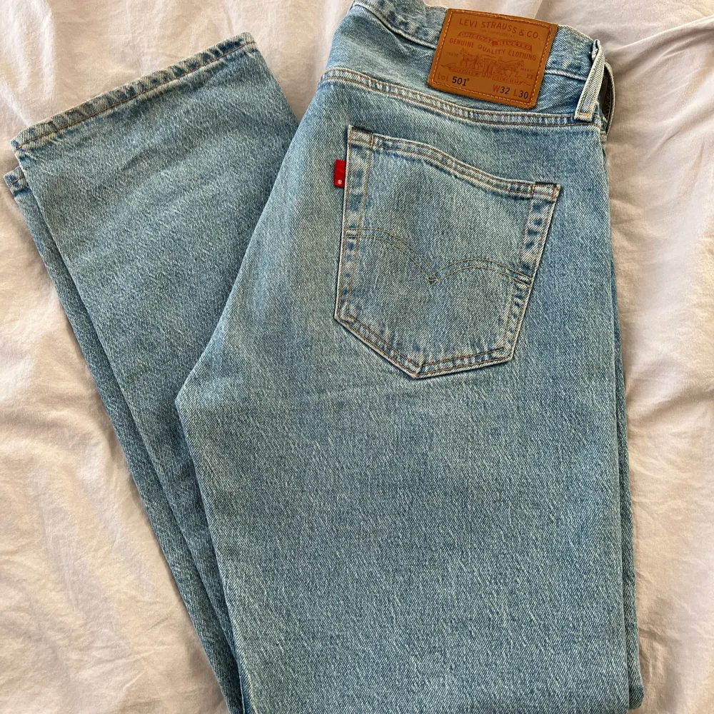 Säljer mina Levis jeans i mycket bra skick. Modellen är 501 och storlek 32/30. Färg blå. Fler bilder finns.. Jeans & Byxor.