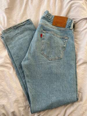 Säljer mina Levis jeans i mycket bra skick. Modellen är 501 och storlek 32/30. Färg blå. Fler bilder finns.