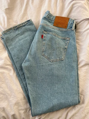 Levis 501 Jeans  - Säljer mina Levis jeans i mycket bra skick. Modellen är 501 och storlek 32/30. Färg blå. Fler bilder finns.