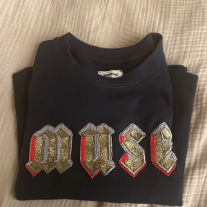 Zadig tröja - Hej säljer min jätte snygga zadig tröja i superbra skick!! Den är i hoodie material och den ör mörkblå med röd, silver och guld text i storlek s❤️