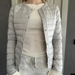 Uniqlo dunjackor - Säljer dessa grön dunjacka i bild 2. De andra är SÅLDA. Bild 1: silvergrå dunjacka med knappar i storlek XS. SÅLD Bild 2: grön dunjacka med luva i storlek M. Bild 3: aprikos dunjacka i storlek S SÅLD. Använda ett fåtal gånger.  