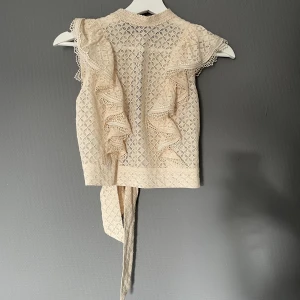 Fin blus - Fin att ha på sig, sitter bra och är öppen vid ryggen.