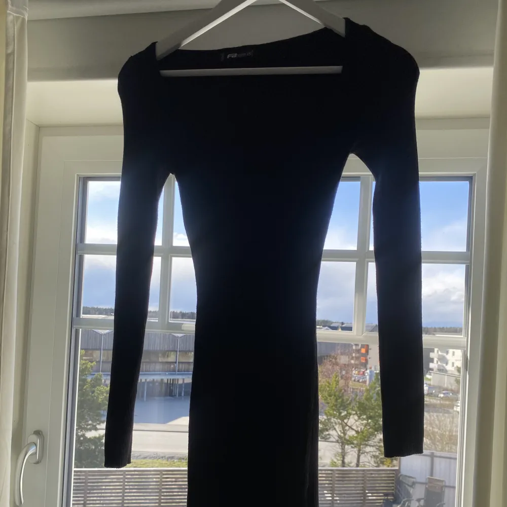 Säljer denna super fina tajta svarta kläning💗formar koroppen jätte fin och har en lite slits på benet💗säljer då den tyvärr nästan är lite för liten för mig:( Jätte skönt material:) Frakt tillkommer 💗. Mekot.