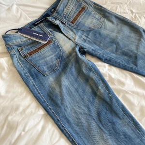 Nya Miss Sixty Jeans - Så fina och helt nya jeans från Miss sixty❤️.  De är lowwaist och raka i benen. Jag har vanligtvis S i byxor men dessa va väldigt tighta så skulle rekomendera till någon med xs men lite längre❤️