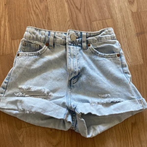 Shorts - Dessa har blivit för små för mig. Använt typ 3 gånger. Dom är JÄTTE JÄTTE Ljus blåa/grå med lite mörkare blå/grå detaljer