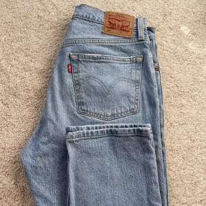 Jeans från Levi’s. Jättefint skick. Strl W29/L30. Slutar precis under ankeln på mig som är 173 lång.