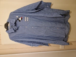 Klänning/skjorta  - Aldrig använd. Gullig Mickey på ryggen